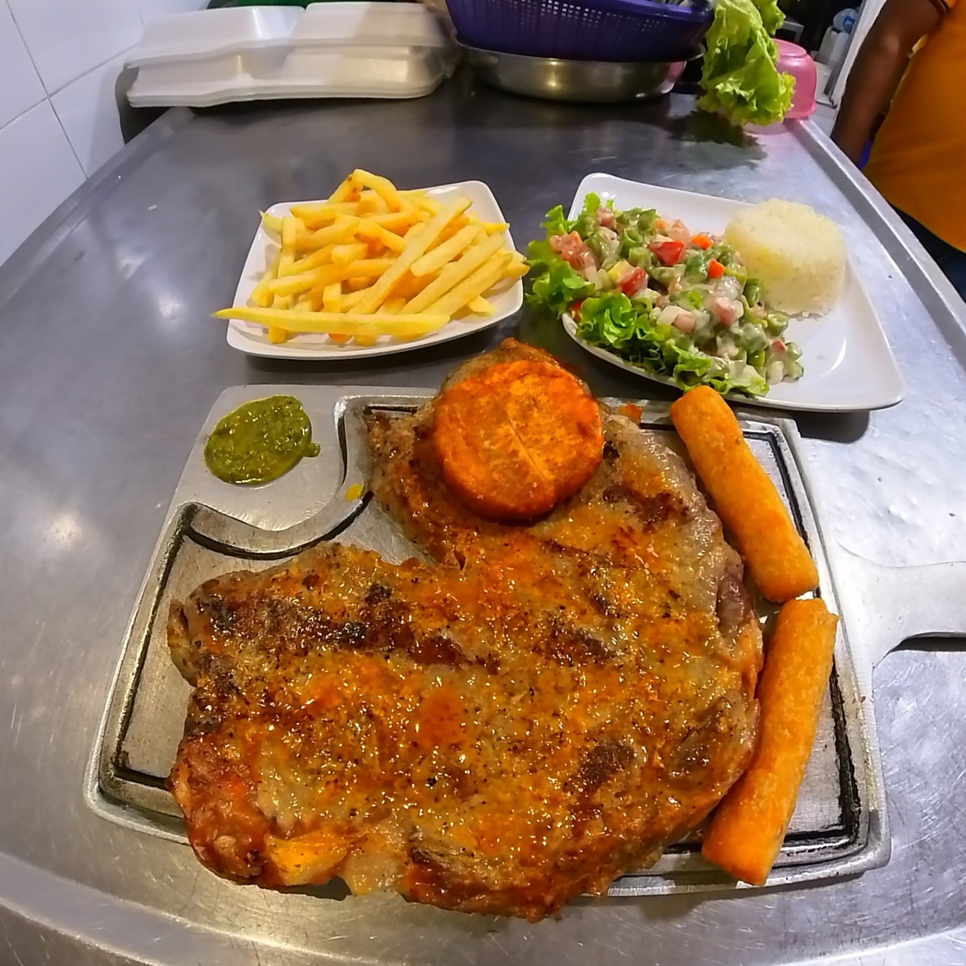 Churrasco a la plancha con papas fritas, arroz, yuca y ensalada