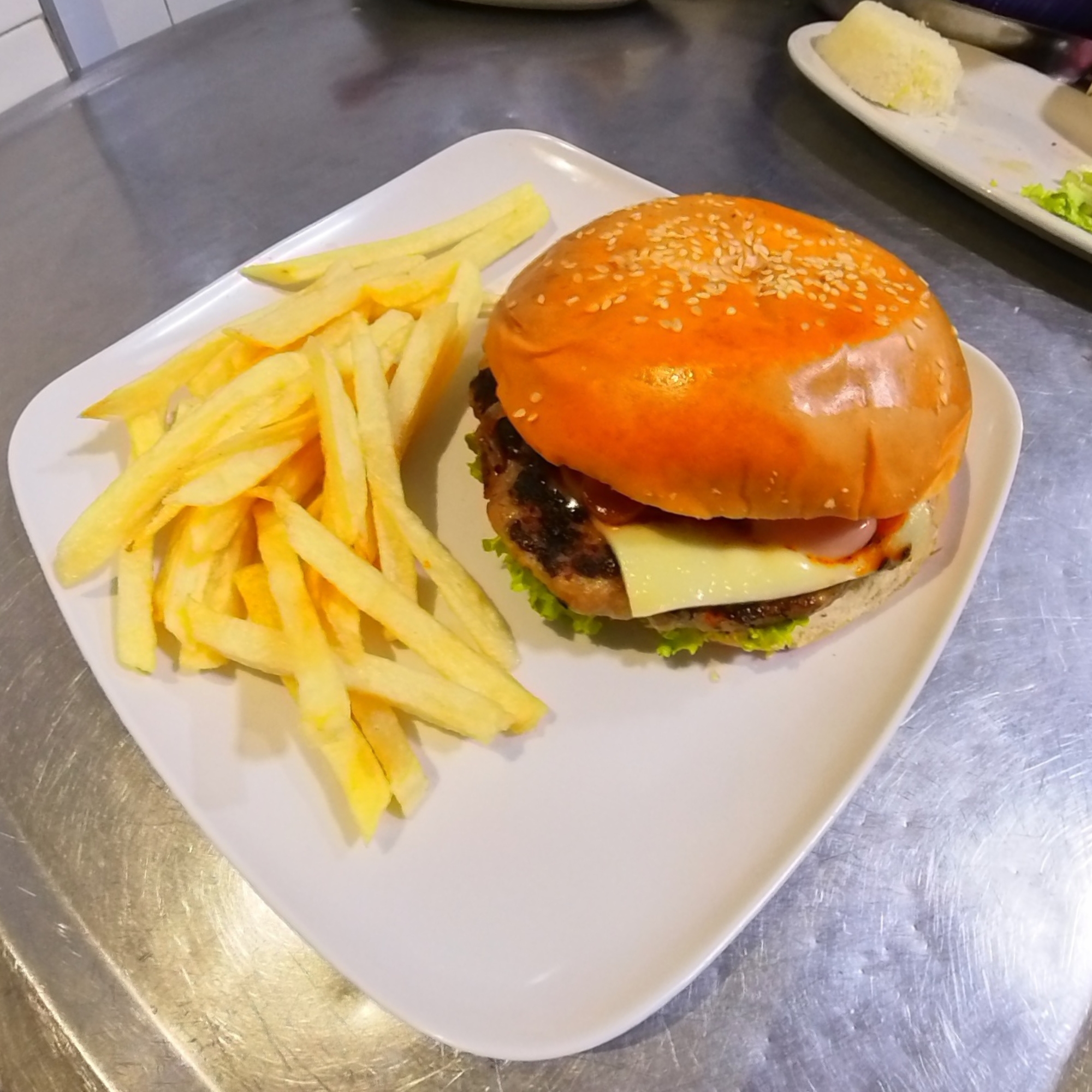 Hamburguesa con queso, lechuga y papas a la francesa