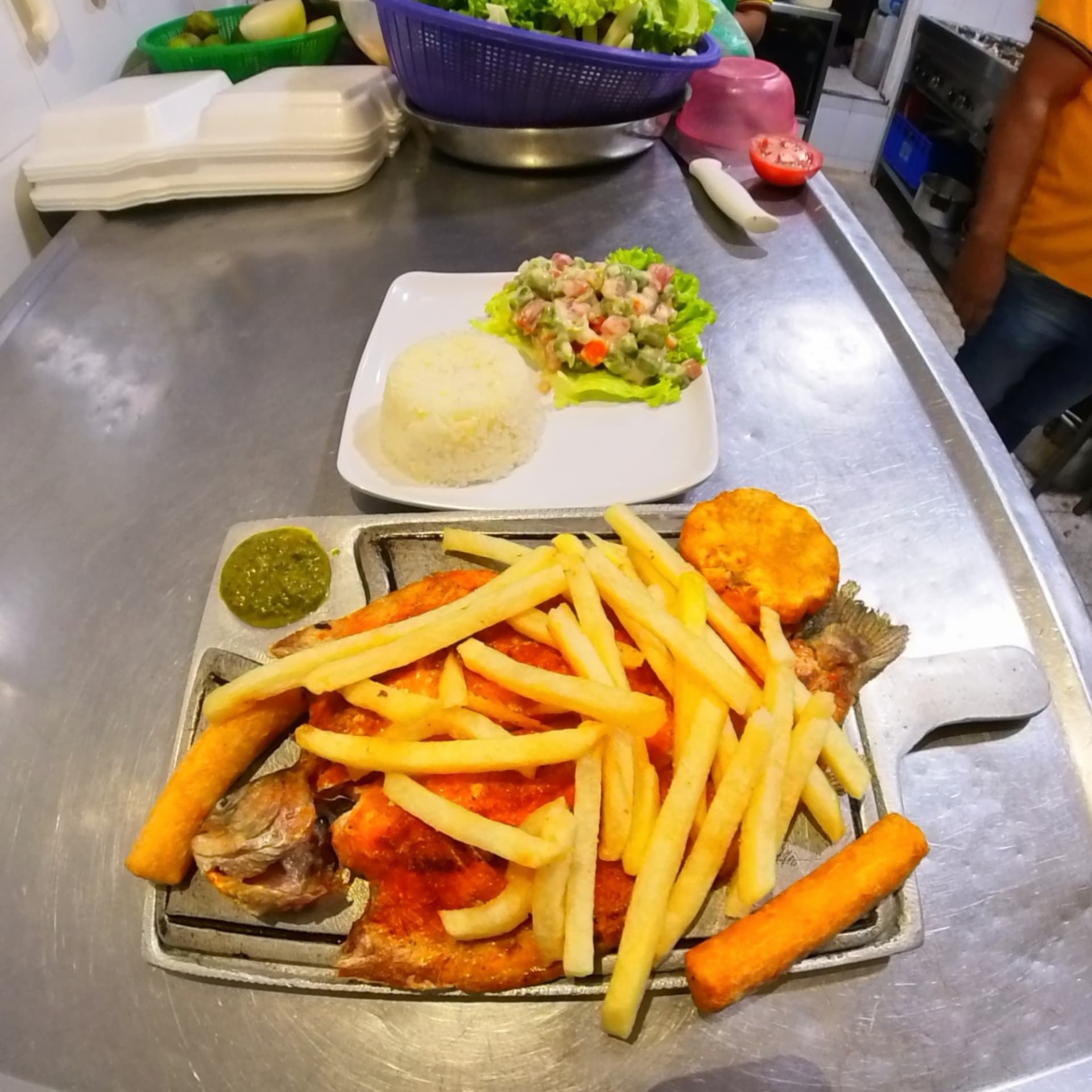 Bandeja de pescado frito con papas a la francesa, yuca y patacón